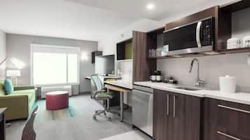 Full-size fridge, microwave, dishwasher, coffee/tea maker