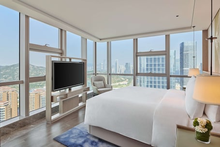 Junior Suite, 1 King Bed | Minibar, in-room safe, laptop workspace, blackout drapes