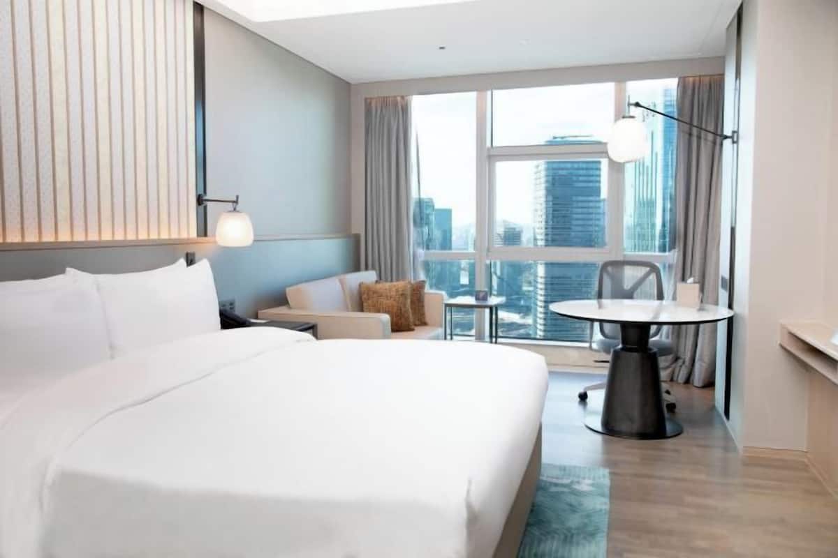 Minibar, in-room safe, laptop workspace, blackout drapes