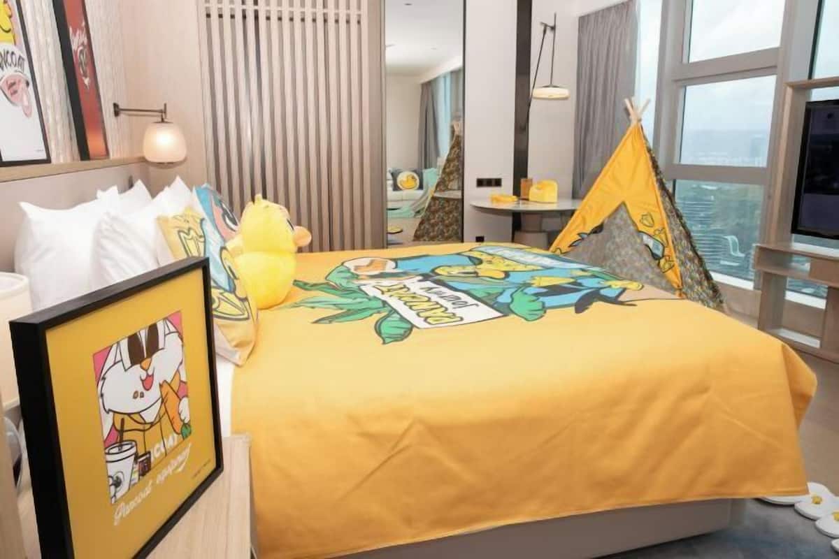 Minibar, in-room safe, laptop workspace, blackout drapes