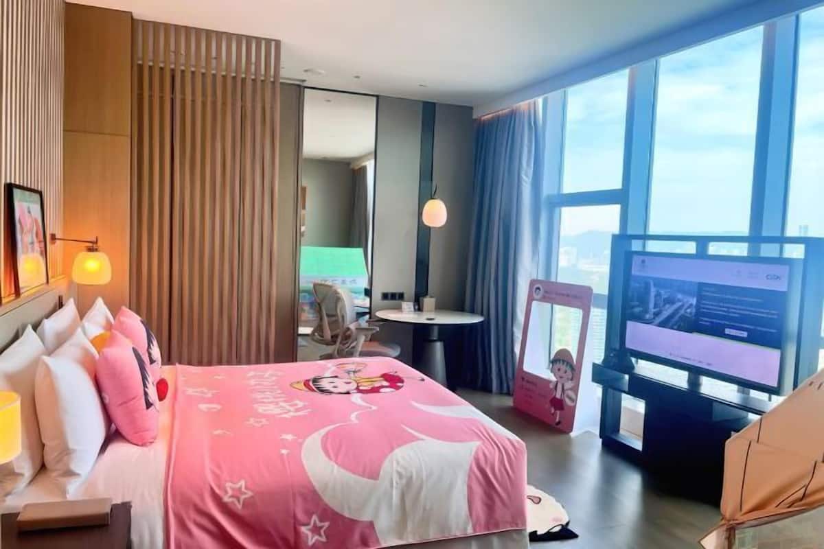 Minibar, in-room safe, laptop workspace, blackout drapes
