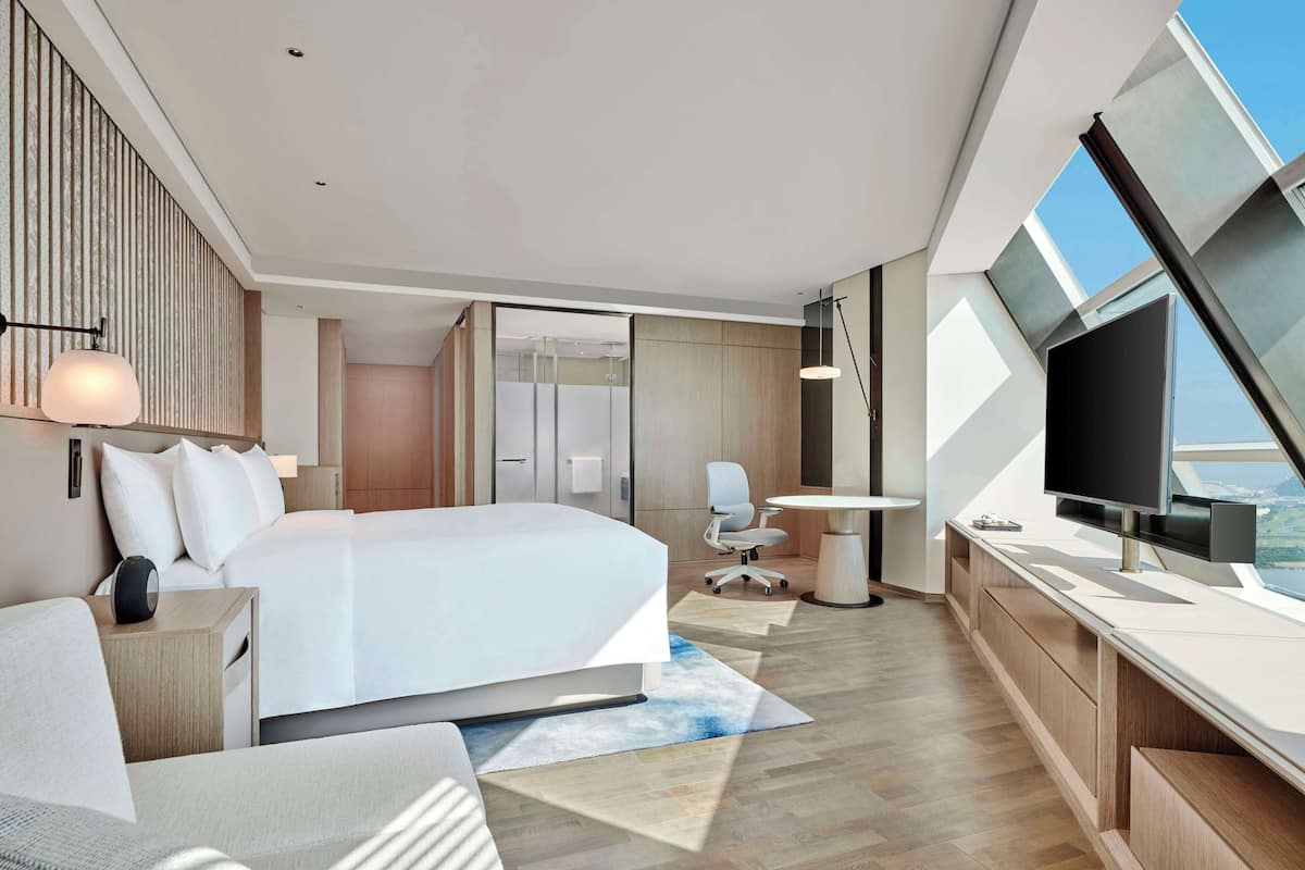 Minibar, in-room safe, laptop workspace, blackout drapes