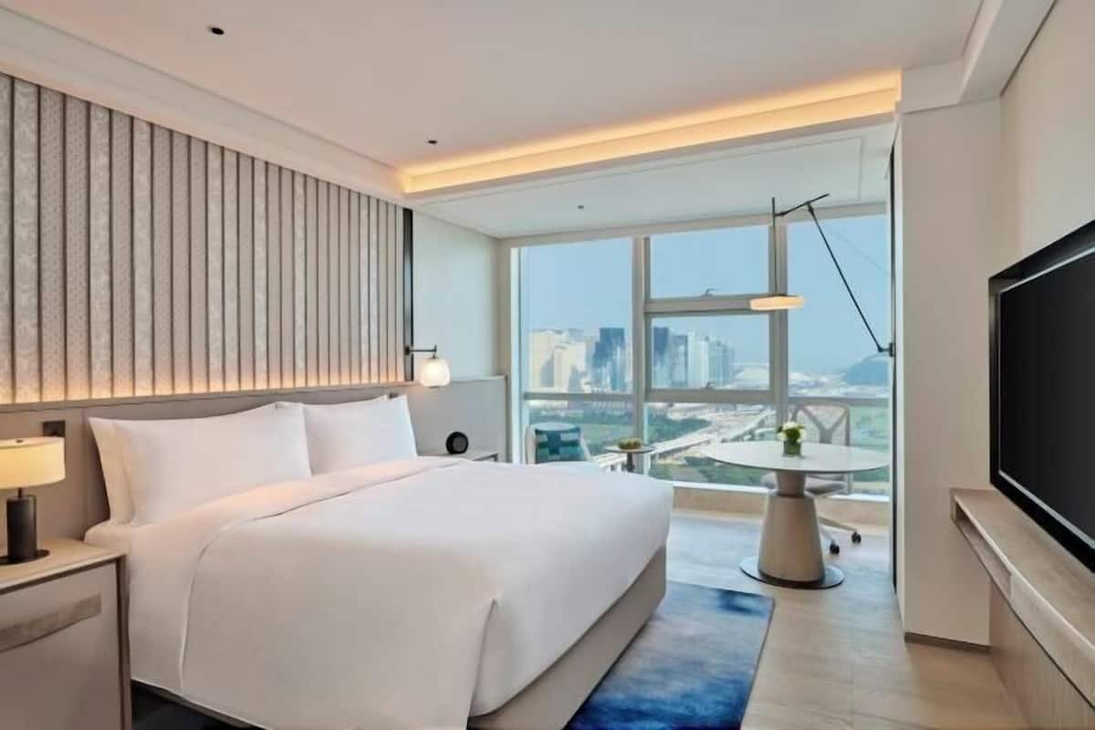 Minibar, in-room safe, laptop workspace, blackout drapes