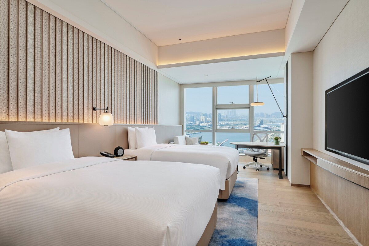 Room | Minibar, in-room safe, laptop workspace, blackout curtains