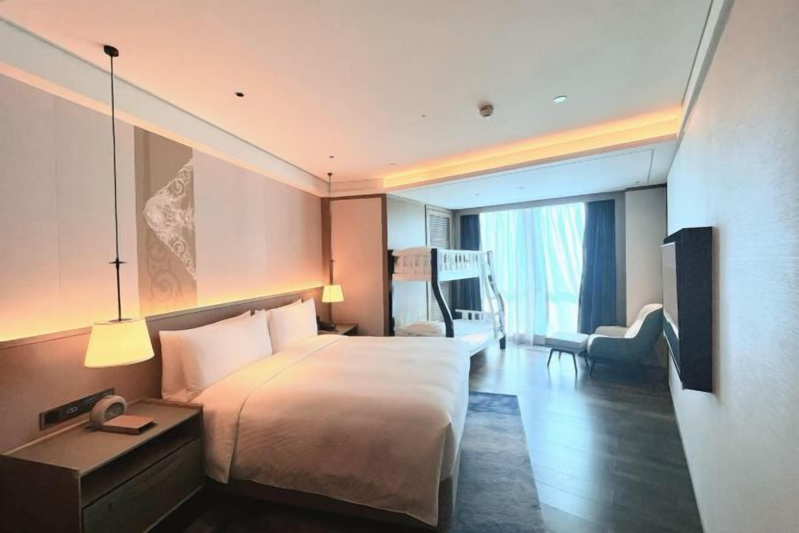 Minibar, in-room safe, laptop workspace, blackout curtains