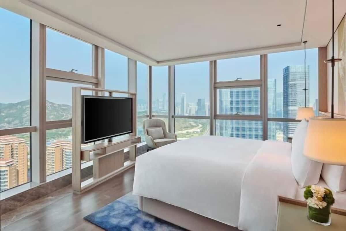Minibar, in-room safe, laptop workspace, blackout drapes