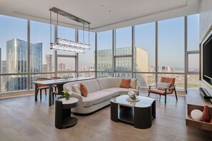 Suite Premium, 1 cama de matrimonio grande | Minibar, caja fuerte, espacio para trabajar con un portátil