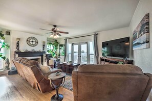 TV, fireplace, DVD player, books