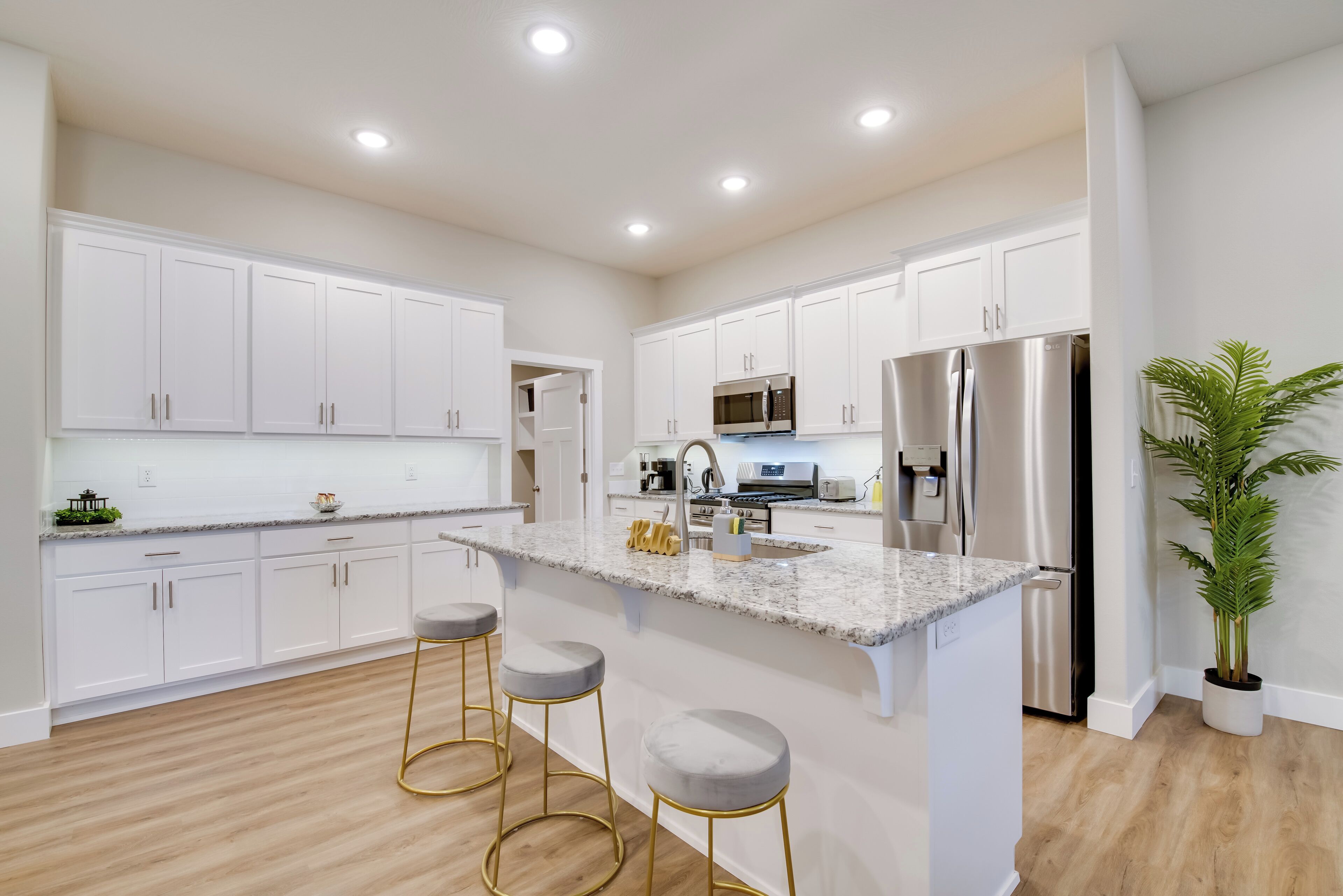 Fridge, microwave, stovetop, dishwasher