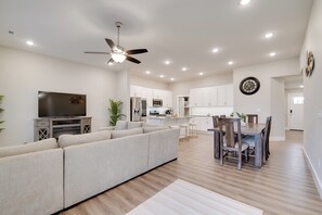 TV, fireplace - Family-Friendly Ozark Villa - Centrally Located (Ozark)
