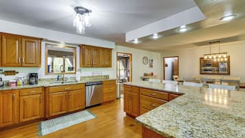 Fridge, microwave, stovetop, dishwasher