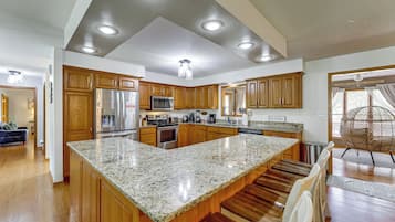 Fridge, microwave, stovetop, dishwasher