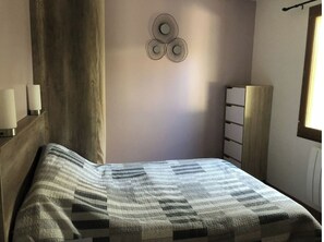 2 bedrooms, iron/ironing board, free WiFi, bed sheets