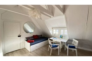 2 bedrooms, desk, WiFi, bed sheets