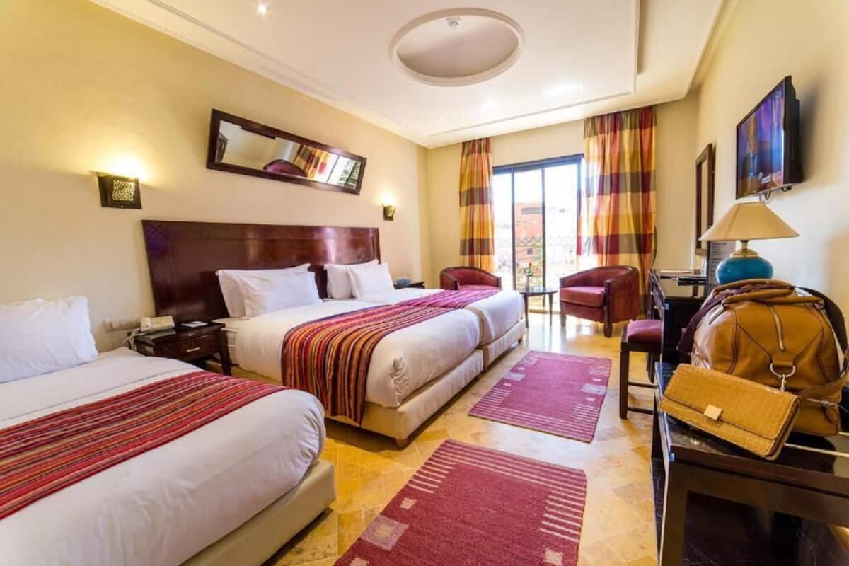 Familiekamer | Luxe beddengoed, een minibar, een kluis op de kamer, een bureau
