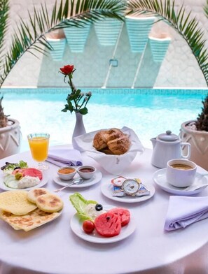 Free daily buffet breakfast - Hôtel Les Trois Palmiers (Marrakech)