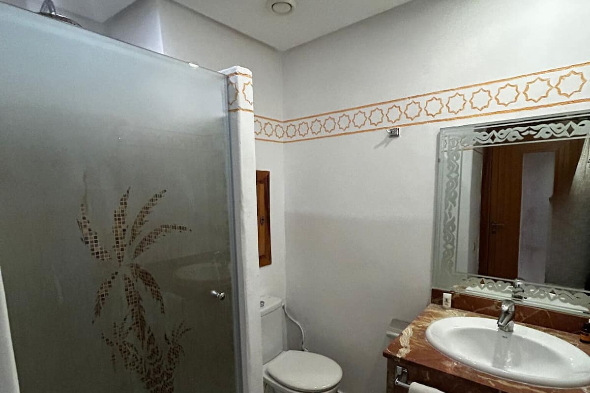 Een douche, designer toiletartikelen, een haardroger, handdoeken