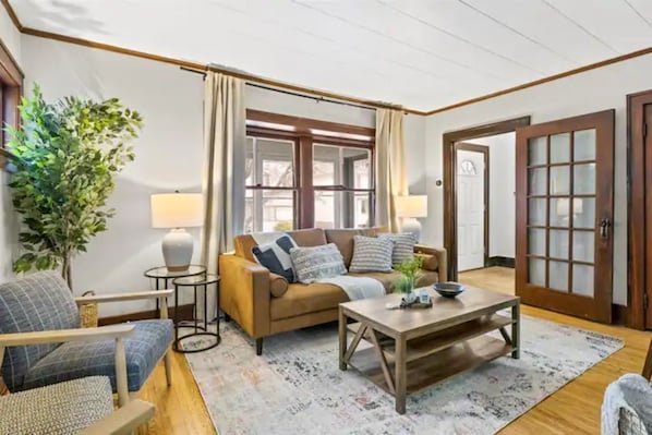 Smart TV, books - •King Bed•Full Kitchen•Self Check-In•Parking•UofR (Rochester)