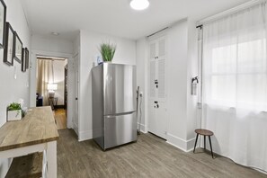 Interior - •King Bed•Full Kitchen•Self Check-In•Parking•UofR (Rochester)