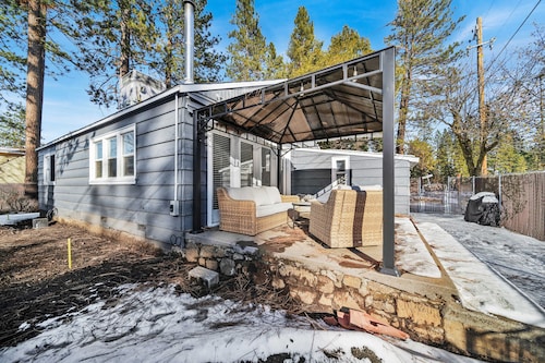 Burney Falls Bungalow - Comfy Atmosphere - Great Location!