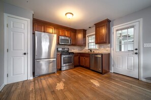 Private kitchen - Cozy summer house 4 bed & 2 baths - Weekly rental (Fairfield)