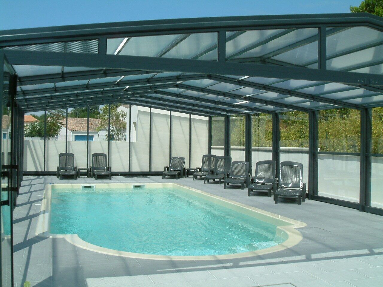 Piscine couverte, piscine extérieure