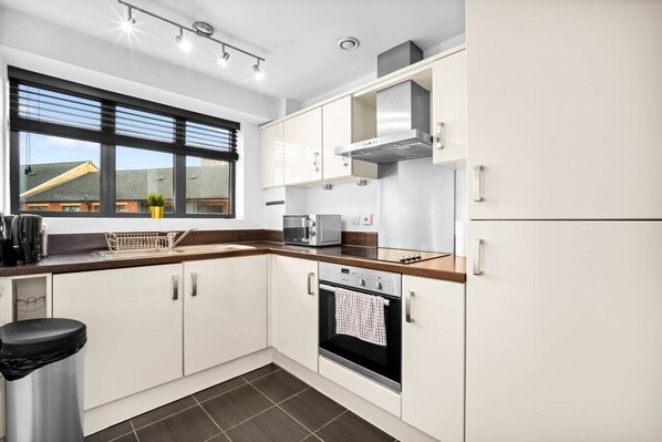 Køleskab, mikrobølgeovn, ovn, kogeplade