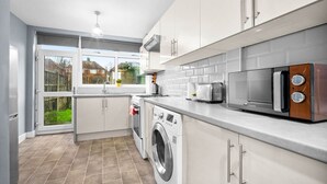Eine moderne Küche mit Waschmaschine, Mikrowelle und Toaster.