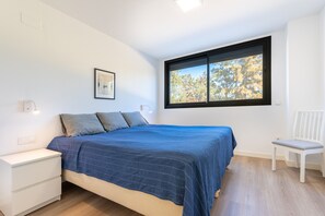 3 bedrooms, iron/ironing board, free WiFi, bed sheets