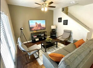 Living area - Best location! 4 bedroom home, 10 min from Disney! Book now! (Kissimmee)