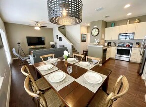 Dining - Best location! 4 bedroom home, 10 min from Disney! Book now! (Kissimmee)
