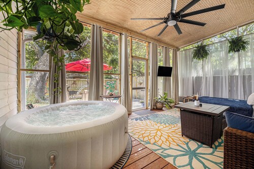 Pet Friendly & Convenient 2 Bedroom with private fenced in yard and Hottub 