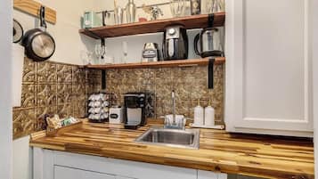 Réfrigérateur, four à micro-ondes, surface de cuisson, cafetière-théière