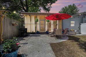 Outdoor dining - Pet Friendly & Convenient 2 Bedroom with private fenced in yard and Hottub  (Charleston)