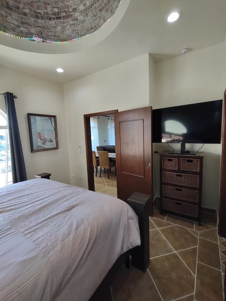 *3 Bedroom/2 KING Suites/3.5 Bathroom Rooftop with Beautiful Ocean