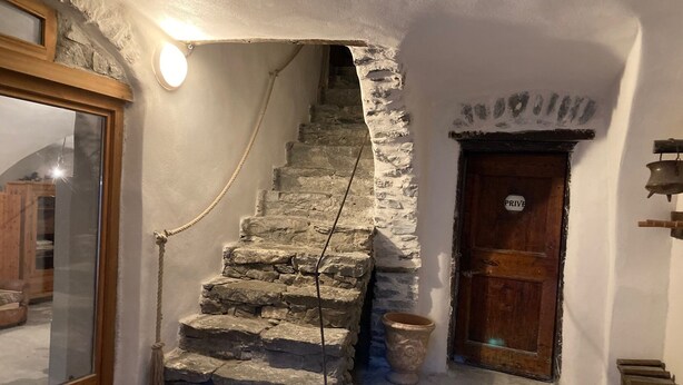 A stone staircase leading to a wooden door labeled "PRIVE." - Exceptional and spacious apartment – Coup de Cœur – in the heart of the resort (Vars)