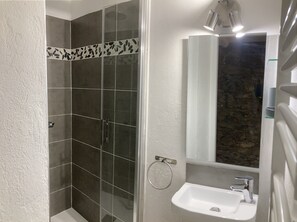Een douche, milieuvriendelijke toiletartikelen, een haardroger, zeep