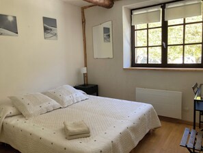 3 bedrooms, desk, iron/ironing board, travel cot