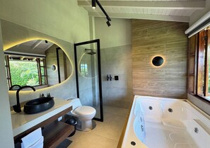 Habitacion Buenavista | Badeværelse | Bruser, brusehoved med spredningseffekt, gratis toiletartikler