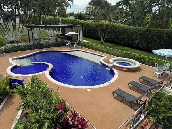 Outdoor pool, open 7:00 AM to 7:00 PM, pool umbrellas - Chalet La Alemania (Calarcá)