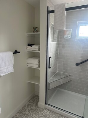 Een douche, een haardroger, handdoeken, zeep
