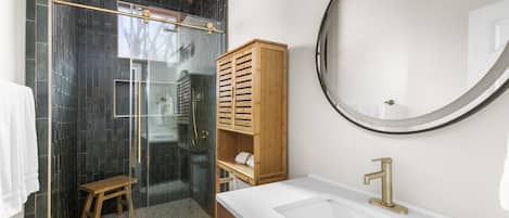 Dusche, Haartrockner, HandtĂŒcher, Seife