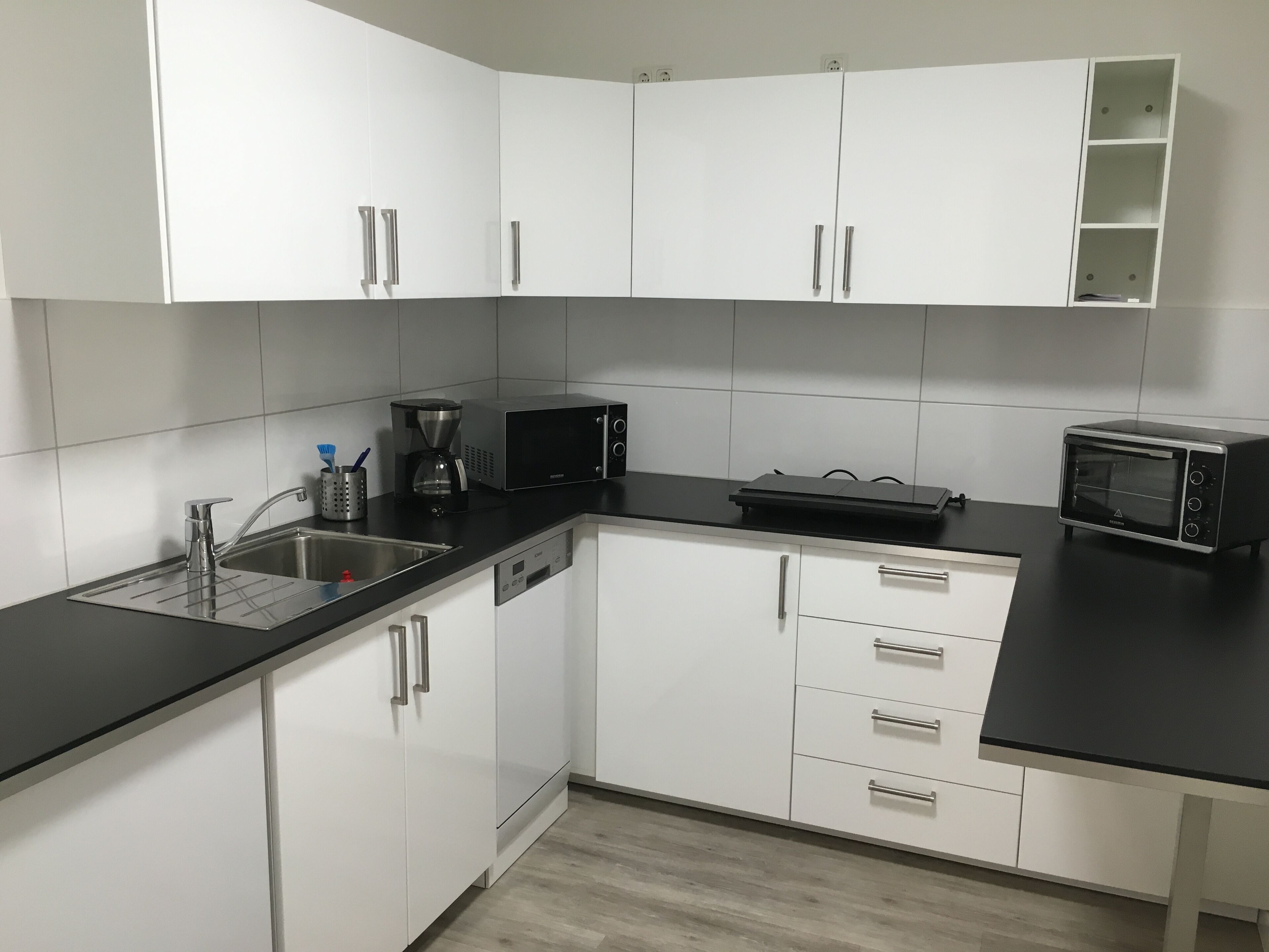 Wasserkocher mit Kaffee-/Teezubehör, Kühlschrank, Mikrowelle, Herdplatte