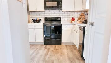 冰箱、微波炉、烤箱、炉灶