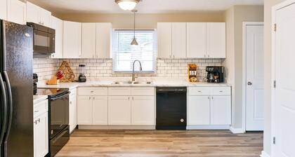 Cozy and Quiet 4Br/2Ba rancher with 1 King suite and 1 mile to JSU!!