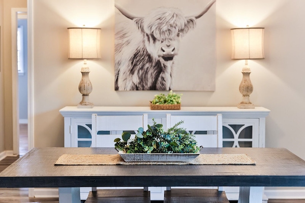 Nice wall decor in the dining room