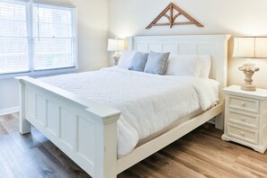 4 habitaciones, escritorio y tabla de planchar con plancha 