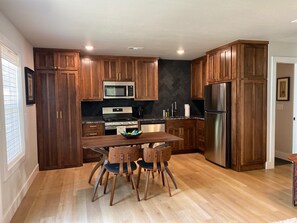 Réfrigérateur, four à micro-ondes, un four, surface de cuisson