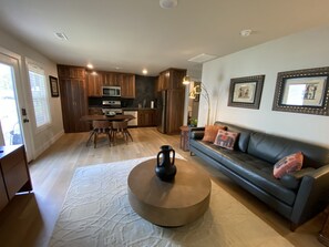 Smart TV - The Benton - Warmly decorated, cozy apartment in downtown Bentonville (Bentonville)