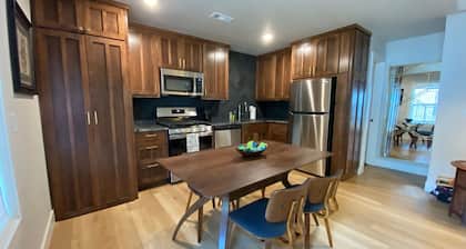 The Benton - Warmly decorated, cozy apartment in downtown Bentonville